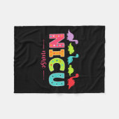 Nicu Nurse With Cute Dinosaurs Pediatric For Women Fleecedecke (Vorderseite (Horizontal))