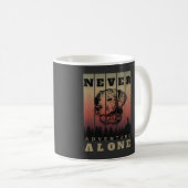 Nie allein Abenteuer Tasse (VorderseiteRechts)