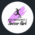 nie ein Fußballmädchen unterschätzen Runder Aufkleber<br><div class="desc">Ein großartiges Fußball-Design für jeden,  der Lieben Fußball spielen. Großartig als Fußball-Geschenk,  Fußball Weihnachten,  Fußball Geburtstag.</div>