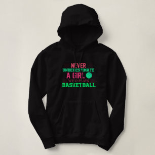 Nie ein Mädchen unterschätzen, das Basketball spie Hoodie