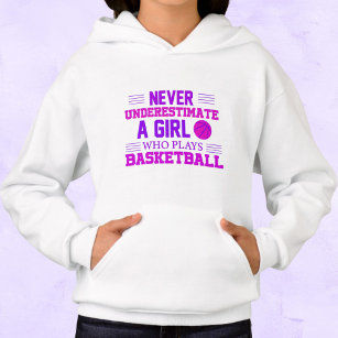 Nie ein Mädchen unterschätzen, das Basketball spie Hoodie