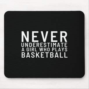Nie ein Mädchen unterschätzen, das Basketball spie Mousepad
