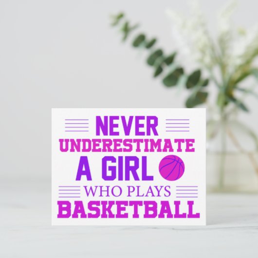 Nie ein Mädchen unterschätzen, das Basketball spie Postkarte (Stehend Vorderseite)