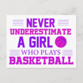 Nie ein Mädchen unterschätzen, das Basketball spie Postkarte (Vorderseite)
