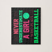 Nie ein Mädchen unterschätzen, das Basketball spie Puzzle (Vertikal)