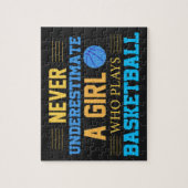 Nie ein Mädchen unterschätzen, das Basketball spie Puzzle (Vertikal)