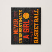 Nie ein Mädchen unterschätzen, das Basketball spie Puzzle (Vertikal)
