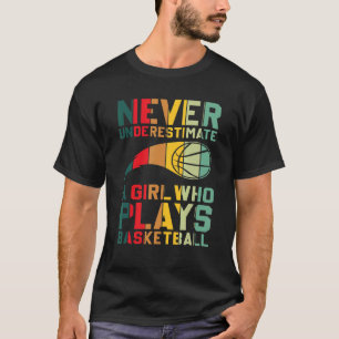 Nie ein Mädchen unterschätzen, das Basketball spie T-Shirt