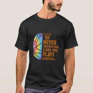 Nie ein Mädchen unterschätzen, das Basketball spie T-Shirt
