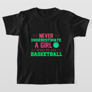 Nie ein Mädchen unterschätzen, das Basketball spie T-Shirt