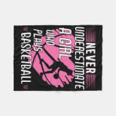 Nie ein Mädchen unterschätzen, das bysketbyll spie Fleecedecke (Vorderseite (Horizontal))