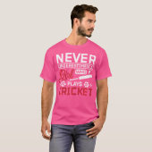 Nie ein Mädchen unterschätzen, das Cricket spielt T-Shirt (Vorne ganz)