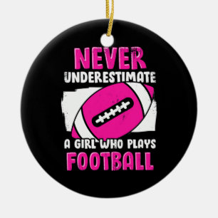 Nie ein Mädchen unterschätzen, das Fußball spielt Keramik Ornament