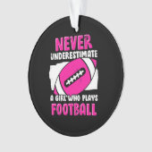 Nie ein Mädchen unterschätzen, das Fußball spielt Ornament (Vorderseite)