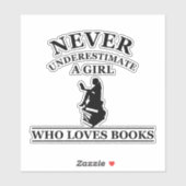 nie ein Mädchen unterschätzen, das Lieben bucht Aufkleber (Blatt)