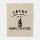 nie ein Mädchen unterschätzen, das Lieben bucht Fleecedecke (Vorderseite)