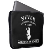 nie ein Mädchen unterschätzen, das Lieben bucht Laptopschutzhülle (Vorne Rechts)