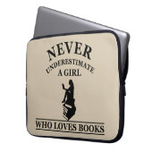 nie ein Mädchen unterschätzen, das Lieben bucht Laptopschutzhülle (Vorderseite Links)