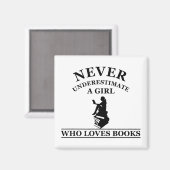 nie ein Mädchen unterschätzen, das Lieben bucht Magnet (Vorderseite/Rückseite)