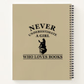 nie ein Mädchen unterschätzen, das Lieben bucht Notizblock (Rückseite)