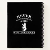 nie ein Mädchen unterschätzen, das Lieben bucht Notizblock (Rückseite)