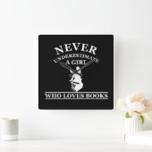 nie ein Mädchen unterschätzen, das Lieben bucht Quadratische Wanduhr (Zuhause)