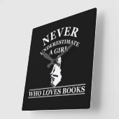 nie ein Mädchen unterschätzen, das Lieben bucht Quadratische Wanduhr (Winkel)