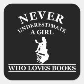 nie ein Mädchen unterschätzen, das Lieben bucht Quadratischer Aufkleber (Vorderseite)