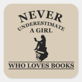 nie ein Mädchen unterschätzen, das Lieben bucht Quadratischer Aufkleber (Vorderseite)