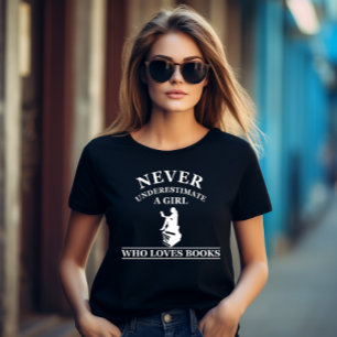 nie ein Mädchen unterschätzen, das Lieben bucht T-Shirt