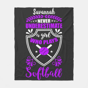 Nie ein Mädchen unterschätzen, das Softball spielt Fleecedecke