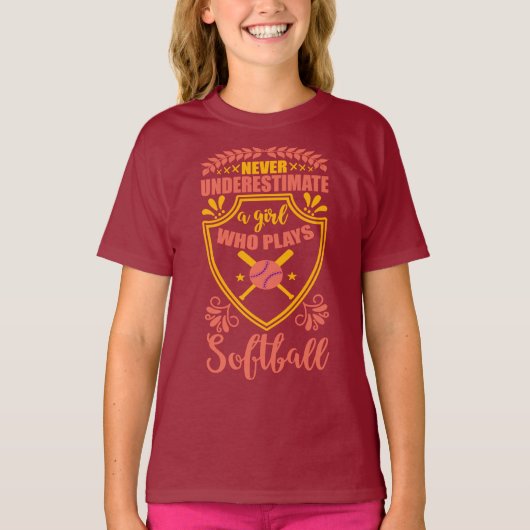 Nie ein Mädchen unterschätzen, das Softball spielt T-Shirt (Vorderseite)