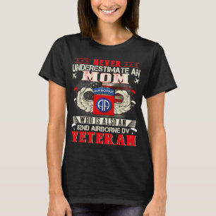 Nie eine Mama des 82. Im Flugzeug Fallschirmjägers T-Shirt