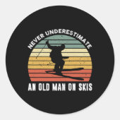 Nie einen alten Mann auf dem Himmel unterschätzen Runder Aufkleber (Vorderseite)