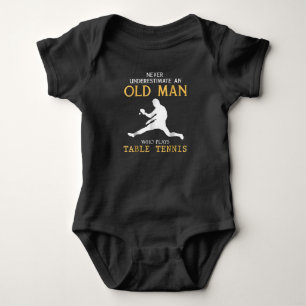 nie einen alten Mann unterschätzen, der am Tisch s Baby Strampler