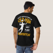 Nie einen alten Mann unterschätzen, der Badminton  T-Shirt (Schwarz voll)
