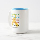 NIE IN inspirierendem Churchill-Zitat Zweifarbige Tasse (Vorderseite Links)