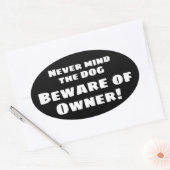 Nie stört der Hund Achtung vor OWNER! Autoaufklebe Ovaler Aufkleber (Umschlag)