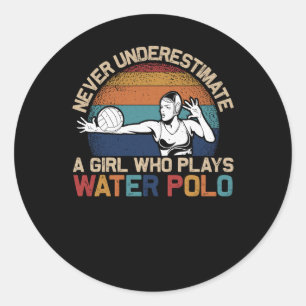 Nie überschätzen Mädchen, die Wasser-Polo-Athleten Runder Aufkleber
