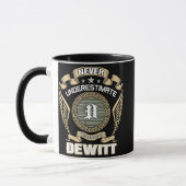 NIE_UNDERSCHÄTZE_DIE_MACHT_EINES_DEWITT TASSE (Links)