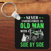 Nie unterschätzen, ein alter Mann Offroad Utv ATV  Schlüsselanhänger (Vorderseite)