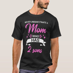 Nie unterschätzen eine Mama, die 2 Söhne hat T-Shirt