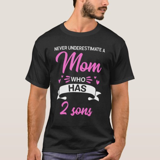 Nie unterschätzen eine Mama, die 2 Söhne hat T-Shirt (Vorderseite)
