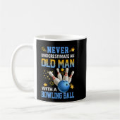 Nie unterschätzen Old Man Bowling Ball Bowler Te Kaffeetasse (Links)