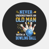 Nie unterschätzen Old Man Bowling Ball Bowler Te Runder Aufkleber (Vorderseite)