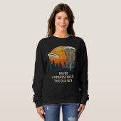 Nie unterschätzen Sie den Old Typ Disk Golf Vater Sweatshirt (Vorne ganz)