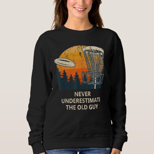 Nie unterschätzen Sie den Old Typ Disk Golf Vater Sweatshirt (Vorderseite)