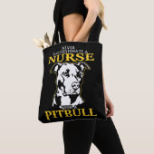 Nie unterschätzen Sie eine Krankenschwester mit ei Tasche (Von Nahem)