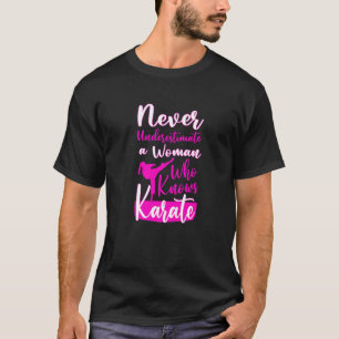 Nie unterschätzen und alte Frauen, die Karate kenn T-Shirt