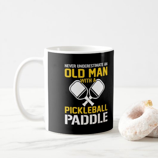 Nie unterschätzen und alter Mann mit einem Pickleb Kaffeetasse (Mit Donut)